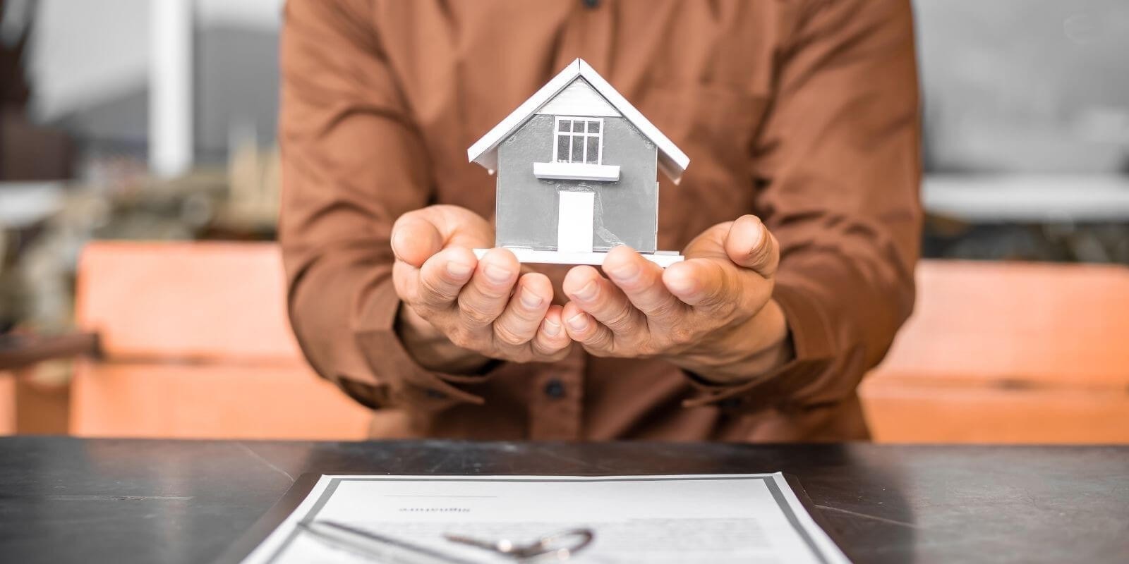 ¿Cuáles son los gastos asociados a la compra de una propiedad?